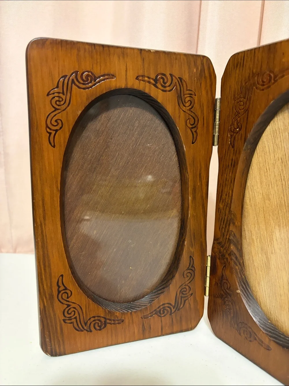 Vintage 80’s dark wood bi-fold Oval opening Frame corner scrollwork brass hinges